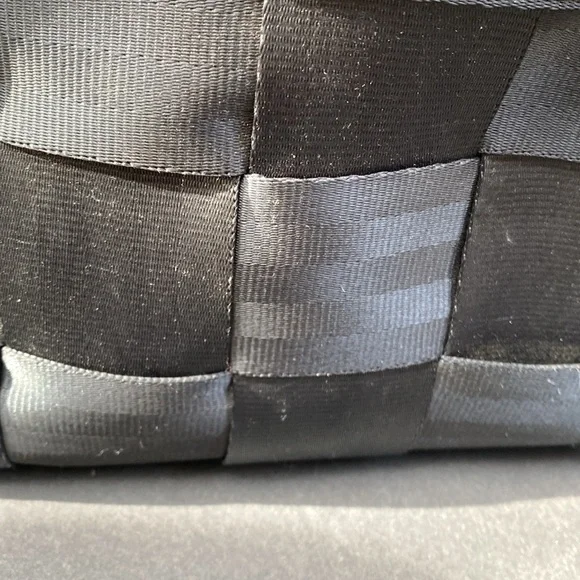 Harvey seatbelt purse Preloved - Picture 2 of 11